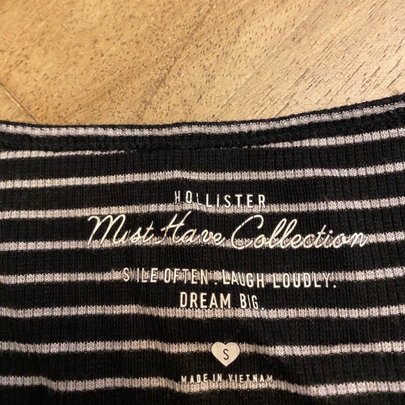 🎉Hollister Must-Have Ruched Long Sleeve Top Black White Striped Size Small - Picture 4 of 5